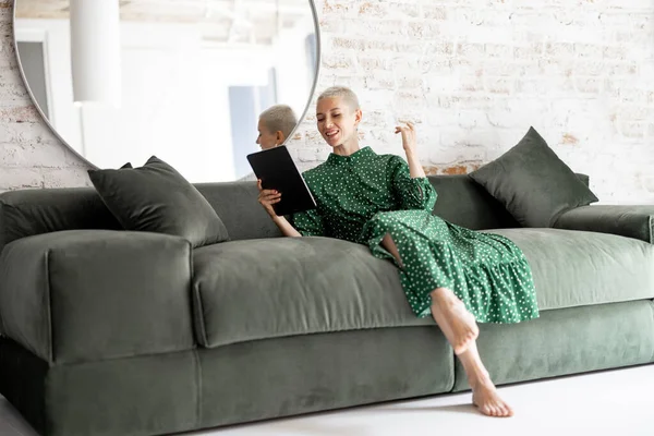 Stylish woman with digital tablet on the couch at home — Stock Photo, Image