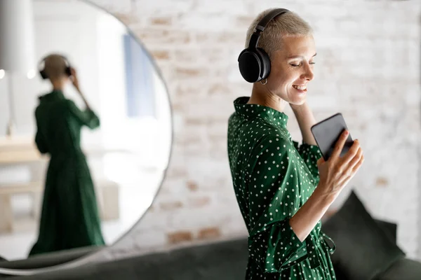 Stylish woman enjoys music at home — Stock Photo, Image