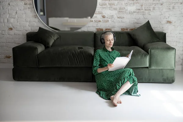 Mujer leyendo libro en casa —  Fotos de Stock