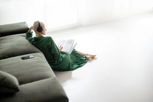 Mujer leyendo libro en casa — Foto de Stock