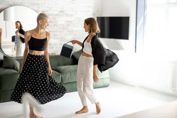 Pareja femenina bailando en casa — Foto de Stock