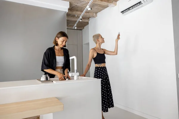 Pareja femenina cocina saludable en la cocina —  Fotos de Stock