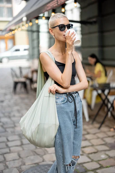 Retrato de mujer con estilo en la calle —  Fotos de Stock