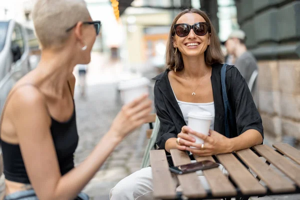 Elegante pareja femenina en la terraza del café al aire libre —  Fotos de Stock