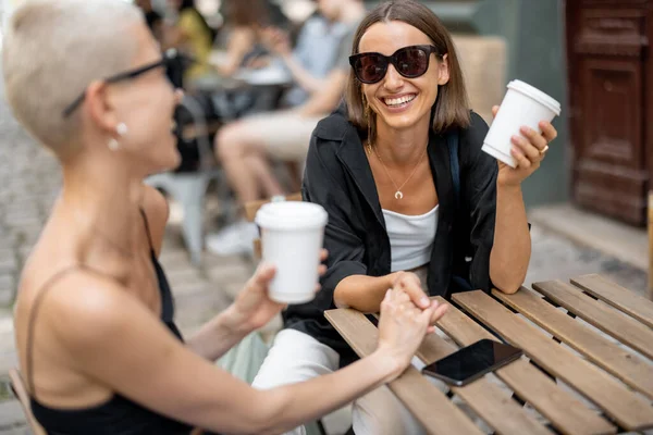 Stilvolles weibliches Paar auf Café-Terrasse im Freien — Stockfoto