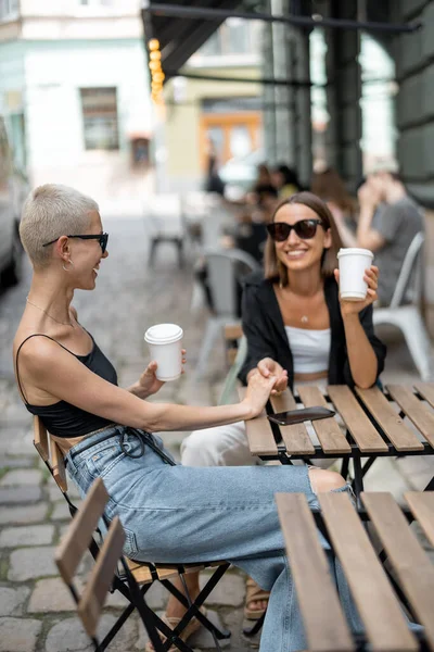 Elegante pareja femenina en la terraza del café al aire libre —  Fotos de Stock