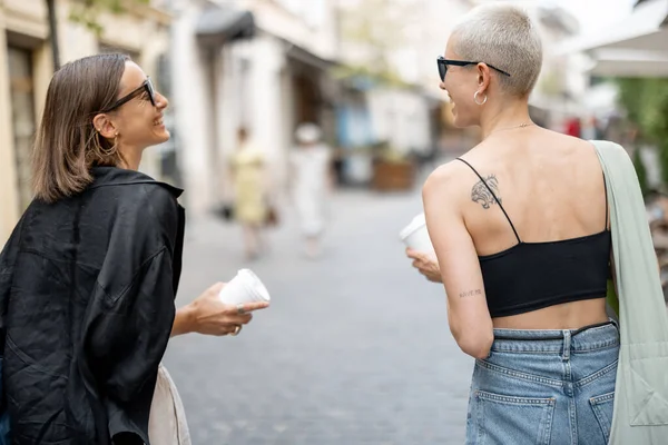 Elegante pareja de lesbianas caminando por la calle —  Fotos de Stock