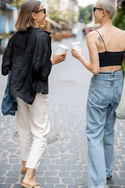 Elegante pareja de lesbianas caminando por la calle —  Fotos de Stock