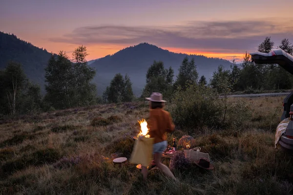 Piknik dengan api unggun di pegunungan saat senja — Stok Foto