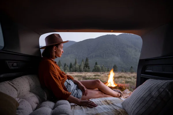 Femme voyage en voiture dans les montagnes — Photo