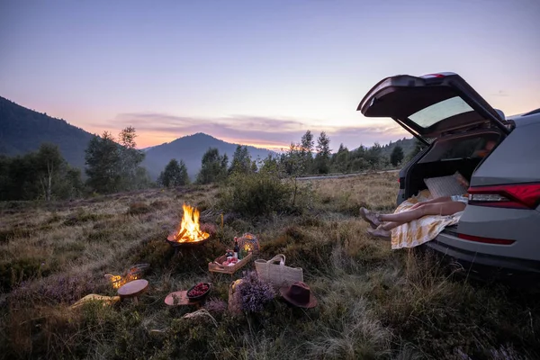 Donna che viaggia in auto e fa un picnic in montagna — Foto Stock