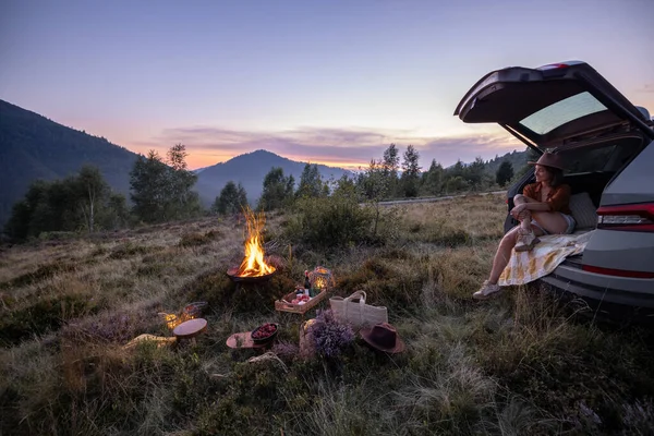 Donna che viaggia in auto e fa un picnic in montagna — Foto Stock