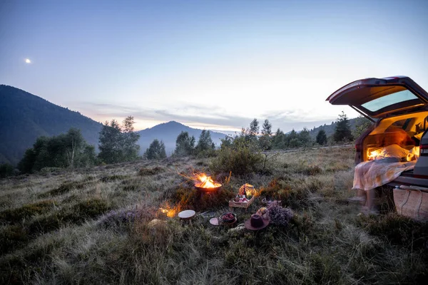 ปิกนิกที่สวยงามกับไฟแคมป์ในภูเขา — ภาพถ่ายสต็อก