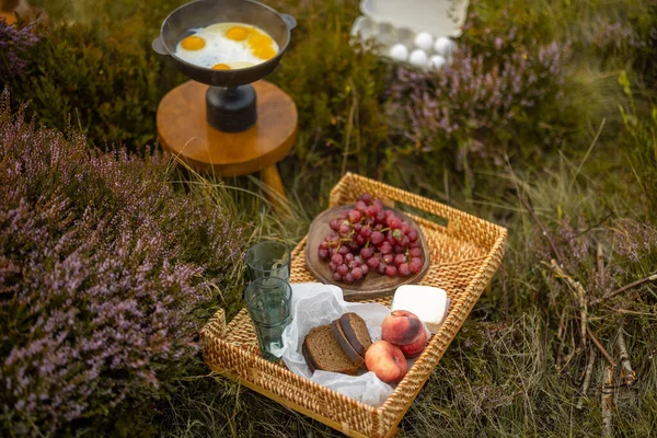 Campo de café da manhã nas montanhas — Fotografia de Stock