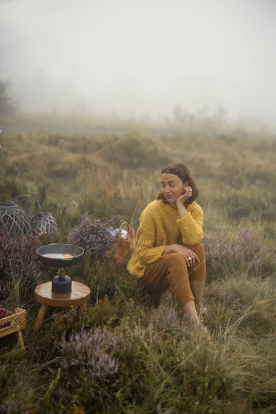 Wanita melakukan perjalanan membuat sarapan di pegunungan — Stok Foto
