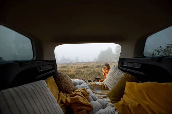 Donna treveler ha un picnic durante il viaggio in auto — Foto Stock