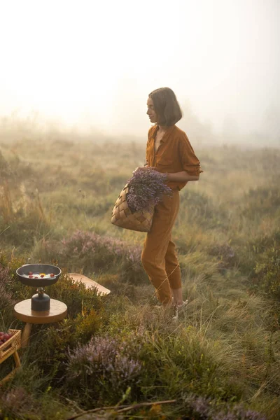 Wanita dengan bunga heather yang baru dijemput — Stok Foto