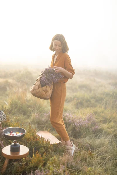 Wanita dengan bunga heather yang baru dijemput — Stok Foto