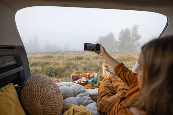 Donna ha un picnic durante il viaggio in auto in montagna — Foto Stock