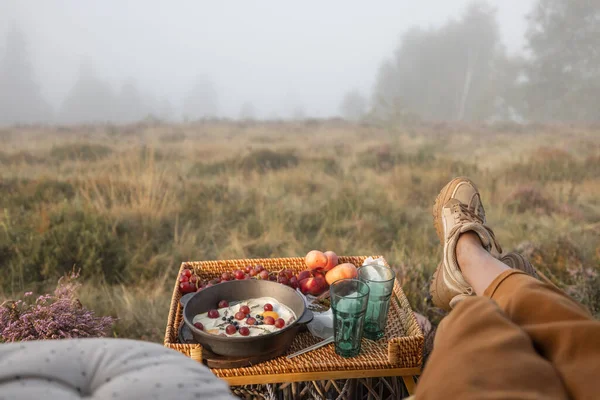 Donna ha un picnic durante il viaggio in auto in montagna — Foto Stock