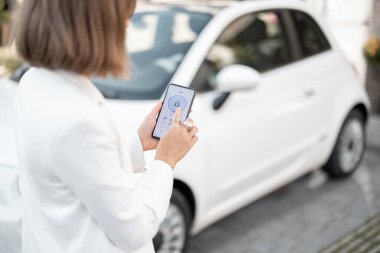 Cep telefonlu kadın kontrol araba alarmı