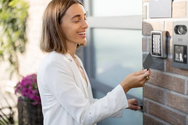 Vrouw krijgt toegang tot thuis te komen met de kaart — Stockfoto