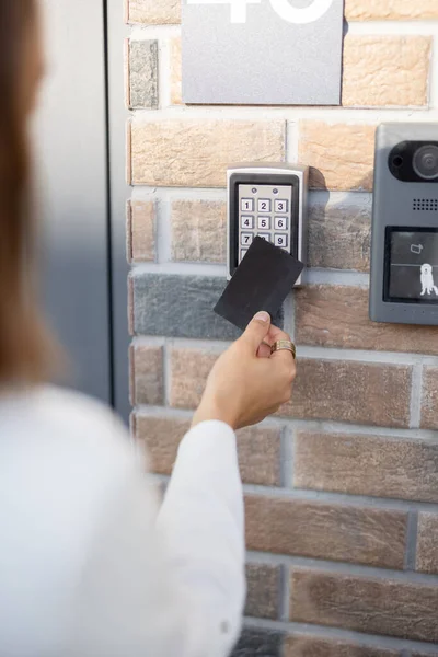 Bevestigingskaart aan de elektronische lezer voor toegang tot kantoor of appartement — Stockfoto