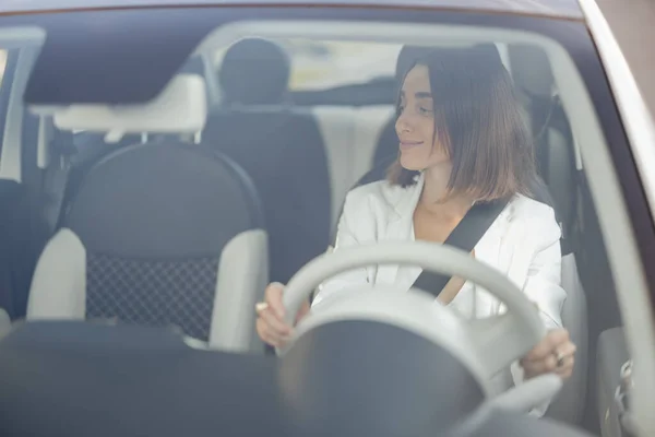 Geschäftsfrau fährt Auto — Stockfoto