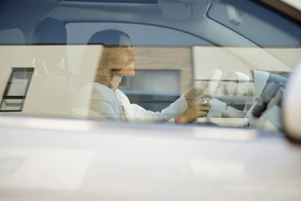 商业女性驾驶汽车 — 图库照片