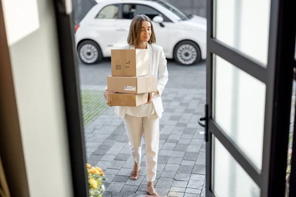 Paketlerle eve giden kadın. — Stok fotoğraf