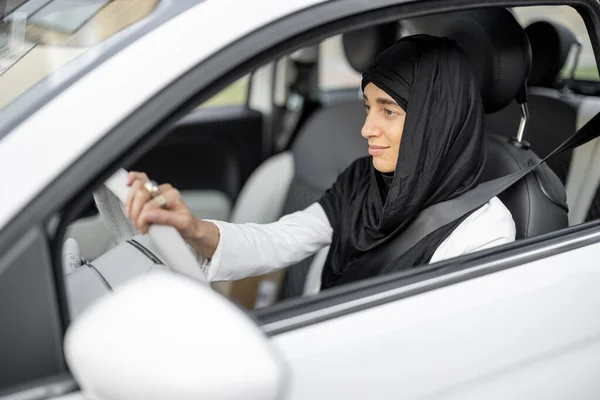 Muslimische Frau fährt Auto — Stockfoto