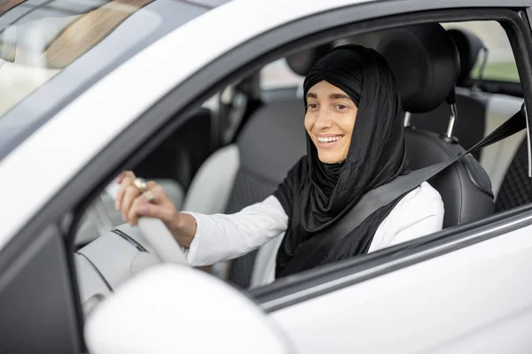 Muslimische Frau fährt Auto — Stockfoto