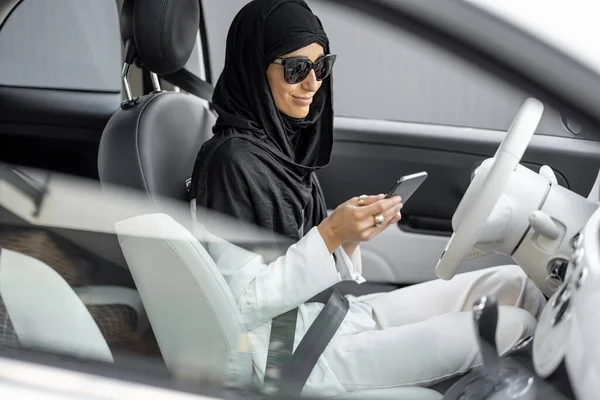 Muslimka mluví po telefonu při řízení auta — Stock fotografie