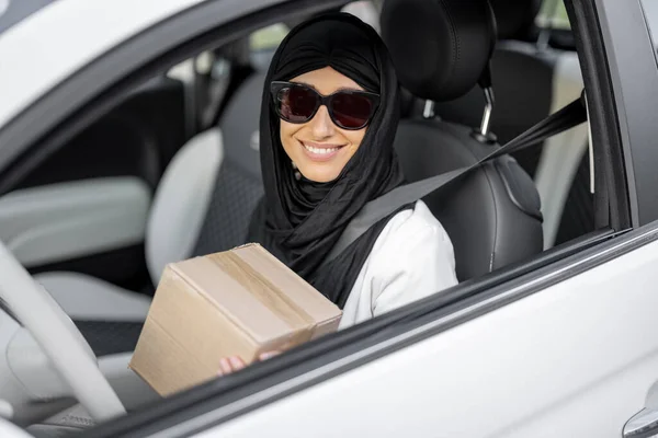 Muslimka řídí auto — Stock fotografie