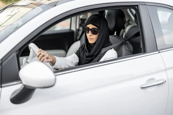 Muslimka řídí auto — Stock fotografie