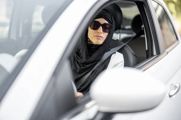 Muslimka řídí auto — Stock fotografie