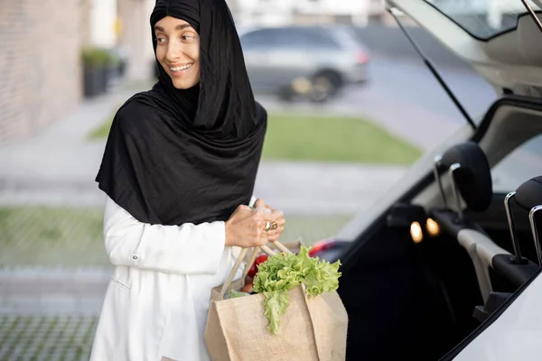 Muslimka se vrací domů s potravinami — Stock fotografie