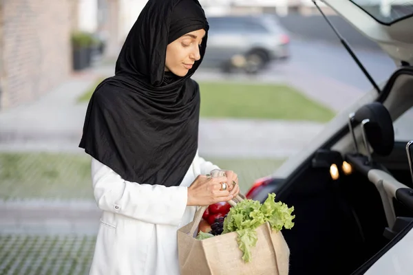 Muslimka se vrací domů s potravinami — Stock fotografie
