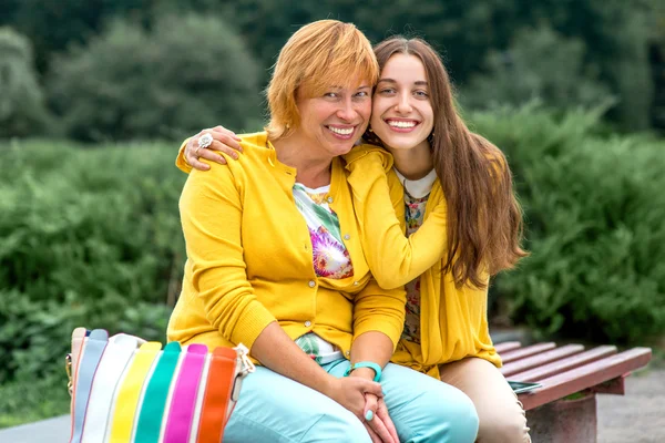 Retrato de mãe com sua filha no parque — Fotografia de Stock