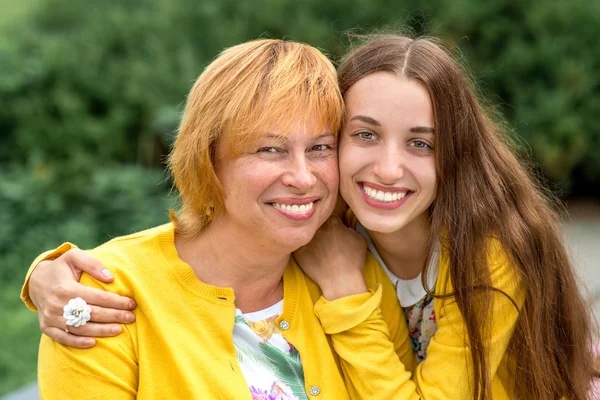 Portret van moeder met haar dochter in het park — Stockfoto