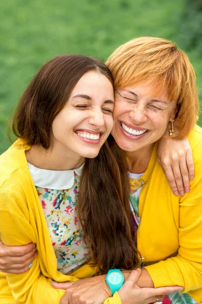 Portret van moeder met haar dochter in het park — Stockfoto