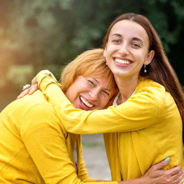 Portret van moeder met haar dochter in het park — Stockfoto