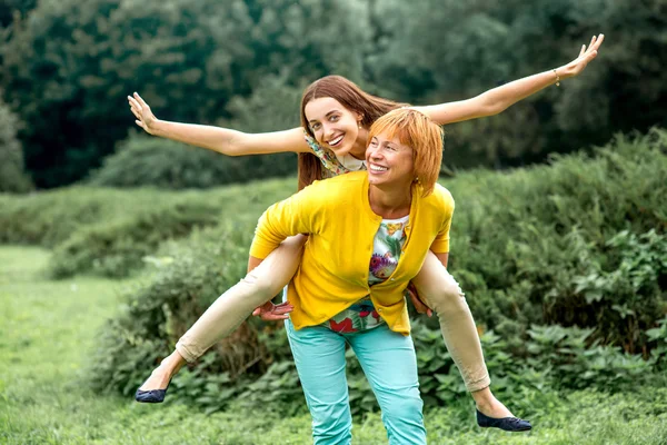 Retrato de mãe com sua filha no parque — Fotografia de Stock