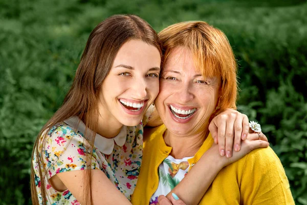 Portret van moeder met haar dochter in het park — Stockfoto