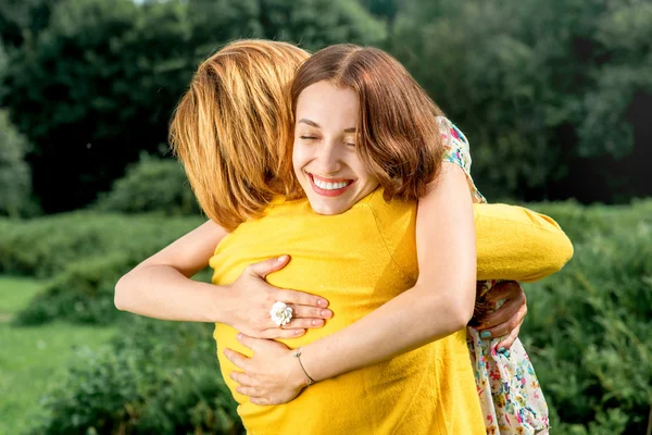 Portret van moeder met haar dochter in het park — Stockfoto