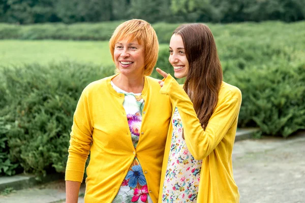 Portret van moeder met haar dochter in het park — Stockfoto