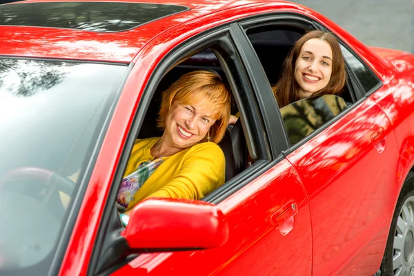 Matka s dcerou v červené auto — Stock fotografie