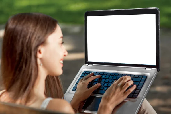 Parkta dizüstü bilgisayarı olan genç bir kadın. — Stok fotoğraf