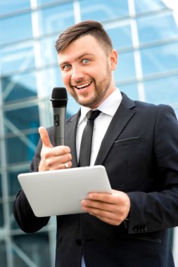 Contempopary arka plan üzerinde iyi giyimli adam portresi