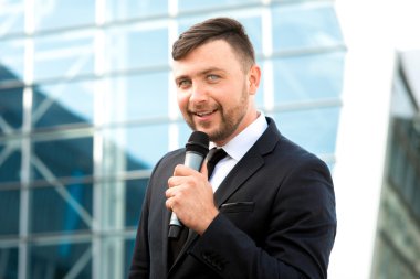 Contempopary arka plan üzerinde iyi giyimli adam portresi